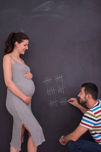 Giovane Coppia Incinta Racconta Settimana Gravidanza Scriverli Con Gesso Sulla — Foto Stock