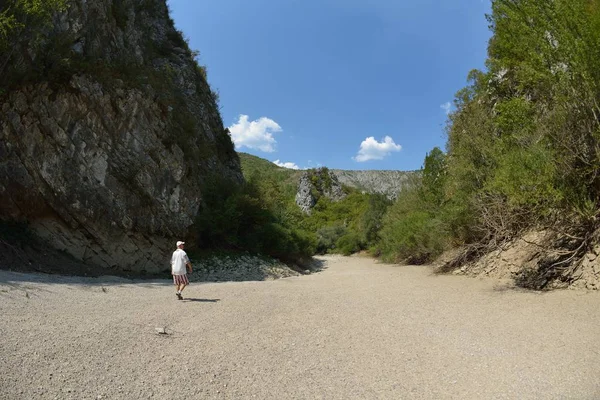 Seinor 등산객 마른된 강바닥의 계곡에 투어를 하면서 속에서 편안한 — 스톡 사진