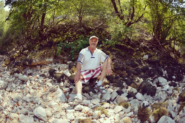 Seinor Erkek Hiker Kanyon Kurumuş Nehir Yatağı Güzel Yaz Gününde — Stok fotoğraf