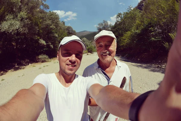 Senior Tata Syn Robienia Zdjęć Selfie Szlak — Zdjęcie stockowe