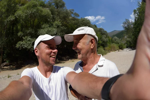 Senior Tata Syn Robienia Zdjęć Selfie Szlak — Zdjęcie stockowe