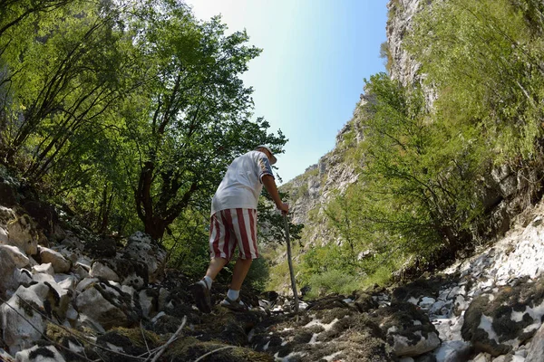 Seinor Manliga Hiker Avkopplande Natur Medan Rundvandring Vacker Sommardag Canyon — Stockfoto