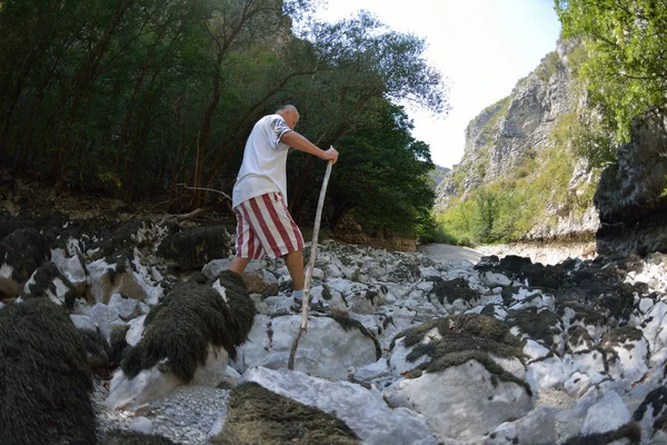 Seinor Mannelijke Wandelaar Ontspannen Natuur Terwijl Wandeltocht Mooie Zomerdag Canyon — Stockfoto