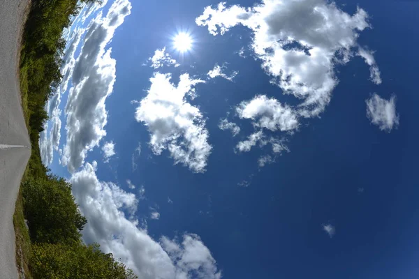 Land Weg Asfalt Lijnen Met Prachtige Natuur Zonnige Zomerdag Met — Stockfoto