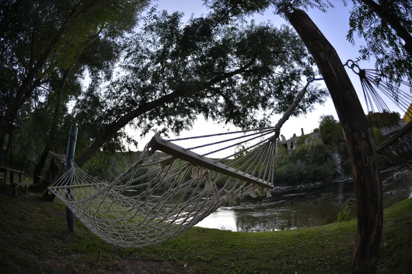 Hammoc Schommel Bed Prachtige Natuur Kamp Buurt Van Rivier — Stockfoto