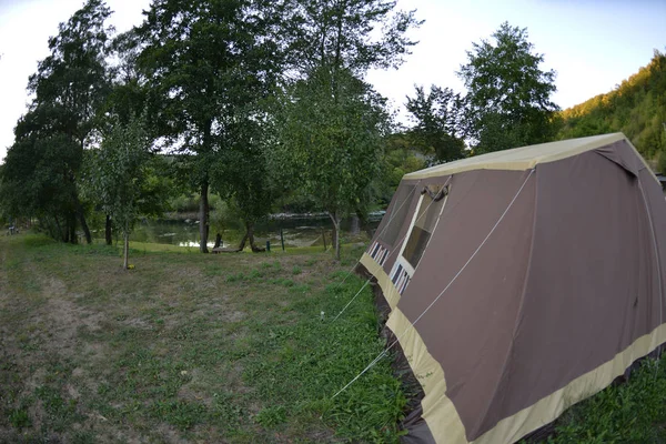 黄昏时分在河边的森林里露营帐篷 — 图库照片
