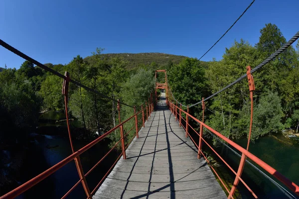 Puente Madera Roja Sobre Río Salvaje Hermosa Naturaleza Verano — Foto de Stock