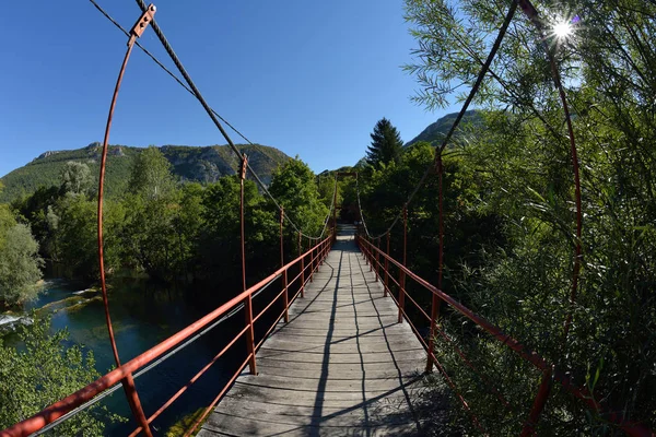Röda Träbron Över Vilda Floden Vacker Natur Sommaren — Stockfoto