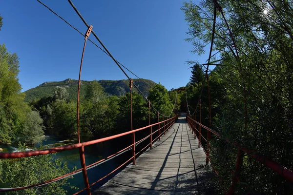 红色木桥在美丽的自然在夏天的野生河 — 图库照片