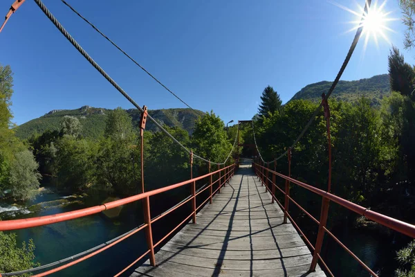 Puente Madera Roja Sobre Río Salvaje Hermosa Naturaleza Verano — Foto de Stock