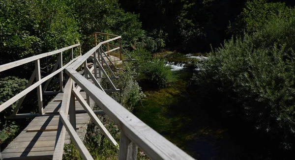 Červený Dřevěný Most Přes Divokou Řeku Krásné Přírodě Létě — Stock fotografie