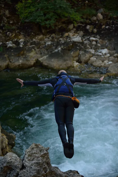 Homme Sautant Dans Rivière Sauvage Adrénaline Canyoning Sportif — Photo