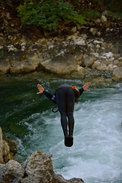Adam Vahşi Nehir Adrenalin Spor Kanyon Atlama — Stok fotoğraf