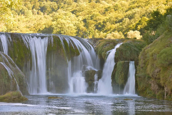 夏に新鮮な飲料水を野生の川の滝 — ストック写真
