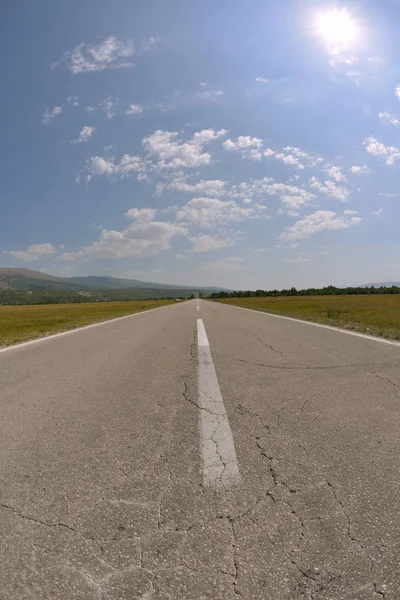 Landstraße Asphaltstrecken Mit Schöner Natur Und Sonnigem Sommertag Mit Blauem — Stockfoto