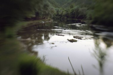 günbatımı nehirde bulanıklık etkisi ile ormanda