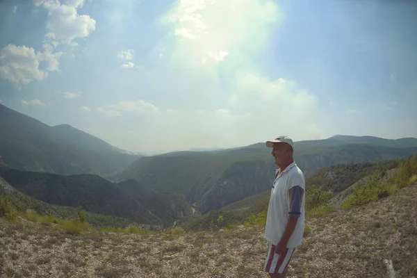 Seinor Mannelijke Wandelaar Ontspannen Natuur Terwijl Wandeltocht Mooie Zomerdag Canyon — Stockfoto