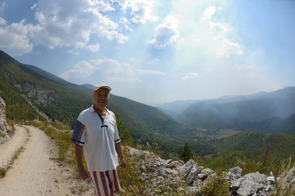 seinor erkek hiker Kanyon'a kurumuş nehir yatağı güzel yaz gününde Tur yürürken doğada rahatlatıcı