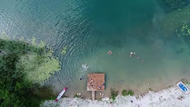 Letecký Pohled Rodinu Přátele Svými Dětmi Šlapadlo Baví Krásné Jezero — Stock video