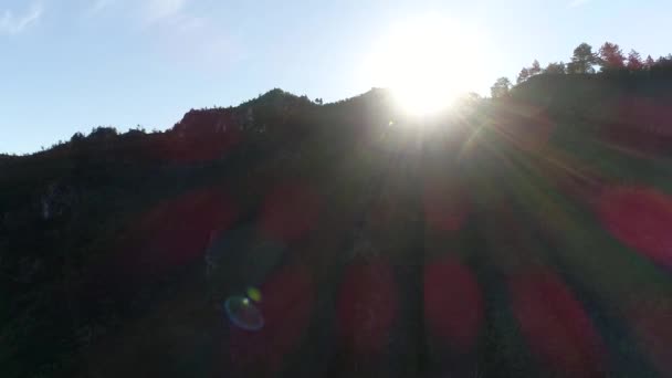 Ağaçlar Güneş Işınları Ile Inanılmaz Dağ Manzaralı — Stok video