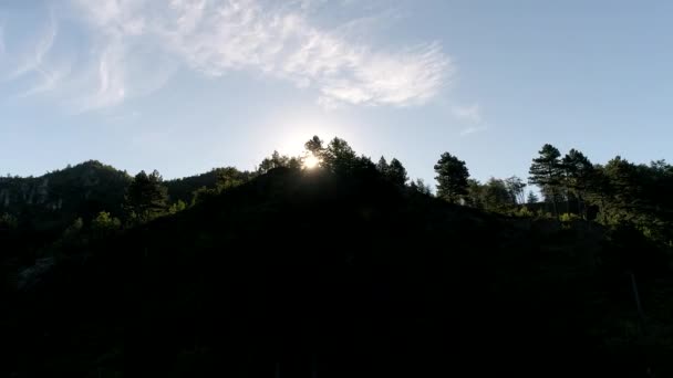 Удивительный Вид Горы Деревьями Солнечными Лучами — стоковое видео