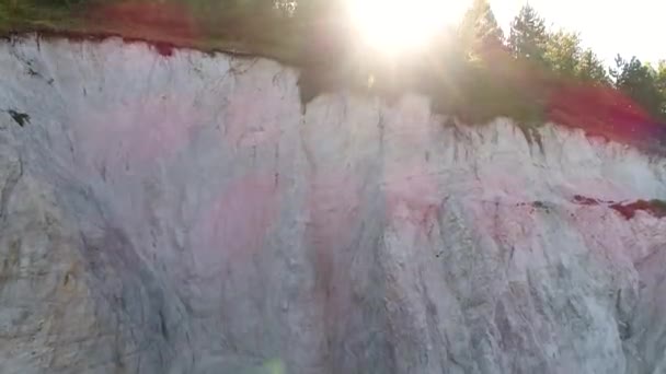 Fantastisk Utsikt Över Bergen Med Träd Och Solens Strålar — Stockvideo
