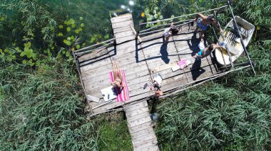 Rahatlatıcı ve göl atlama insanlar güneşlenme Yüzme hava üstten görünüm 