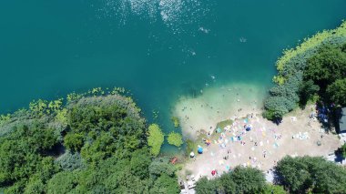Rahatlatıcı ve göl atlama insanlar güneşlenme Yüzme hava üstten görünüm 