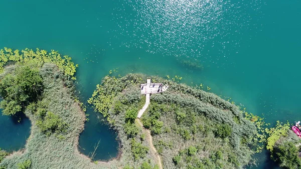 Vedere Aeriană Sus Oamenilor Plajă Înot Relaxant Sărituri Lac — Fotografie, imagine de stoc