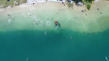 yaz tatili güzel gölde eğleniyor kürek teknesinde aile ve arkadaşlar onların çocukları ile havadan görünümü