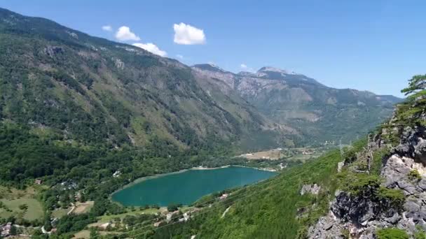 Ağaçlar Güneş Işınları Ile Inanılmaz Dağ Manzaralı — Stok video