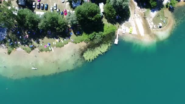 Letecký Pohled Rodinu Přátele Svými Dětmi Šlapadlo Baví Krásné Jezero — Stock video