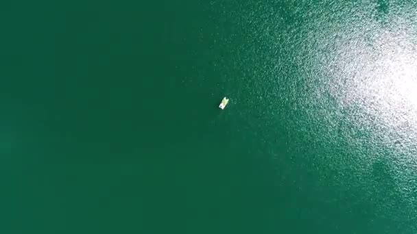 vue aérienne de la famille et des amis avec leurs enfants sur le bateau à aubes s'amuser sur le beau lac pendant les vacances d'été 