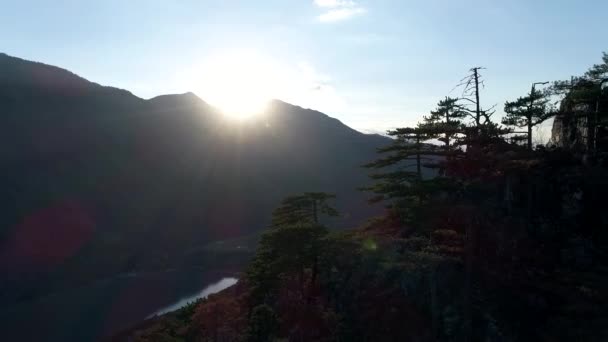 Fantastisk Utsikt Över Bergen Med Träd Och Solens Strålar — Stockvideo