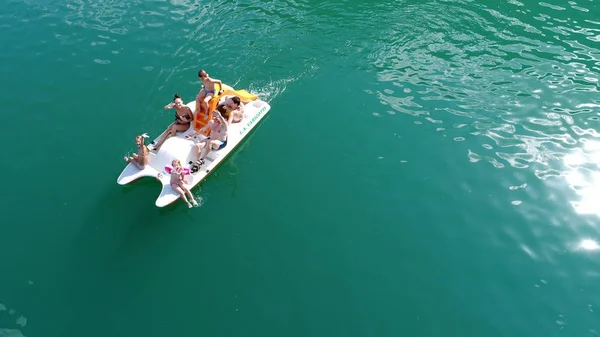 夏休みに美しい湖で楽しんで手こぎボートの家族や自分の子供と友人の空中写真 — ストック写真