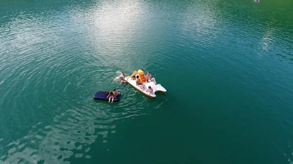 Vedere Aeriană Familiei Prietenilor Copiii Lor Barca Vâslă Distrându Lac — Fotografie, imagine de stoc