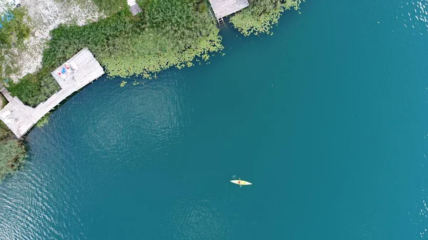 Vista Aérea Superior Caiaques Sobre Lago Verde Dia Ensolarado Verão — Fotografia de Stock
