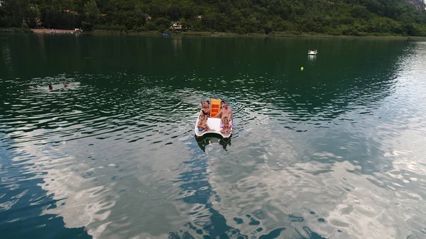 Letecký Pohled Rodinu Přátele Svými Dětmi Šlapadlo Baví Krásné Jezero — Stock fotografie