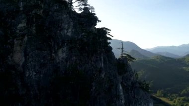 Ağaçlar ve güneş ışınları ile inanılmaz dağ manzaralı