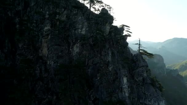 Menakjubkan Pemandangan Gunung Dengan Pohon Dan Sinar Matahari — Stok Video