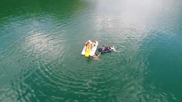 Letecký Pohled Rodinu Přátele Svými Dětmi Šlapadlo Baví Krásné Jezero — Stock video