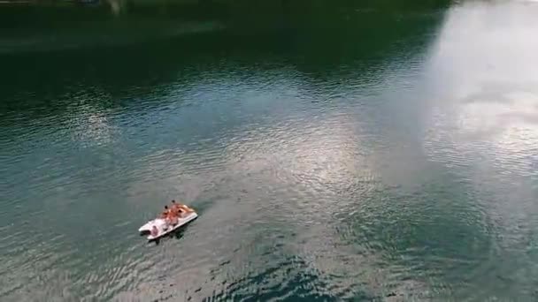 Vista Aérea Familia Amigos Con Sus Hijos Barco Remos Que — Vídeo de stock