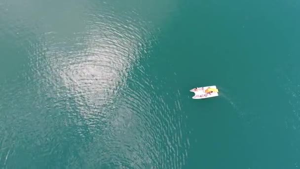 Luftaufnahme Von Familie Und Freunden Mit Ihren Kindern Auf Tretboot — Stockvideo