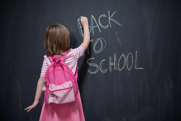 Dziecko Dziewczynka Szczęśliwy Szkoła Plecaka Pisania Powrót Szkoły Czarnej Tablicy — Zdjęcie stockowe