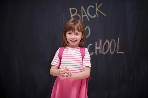 Dziecko Dziewczynka Szczęśliwy Szkoła Plecaka Pisania Powrót Szkoły Czarnej Tablicy — Zdjęcie stockowe