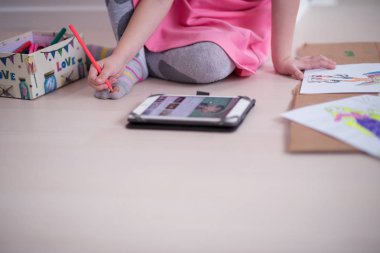 Çocuk playign evde ise renkli sanat çizim ve dijital tablet arıyorsunuz