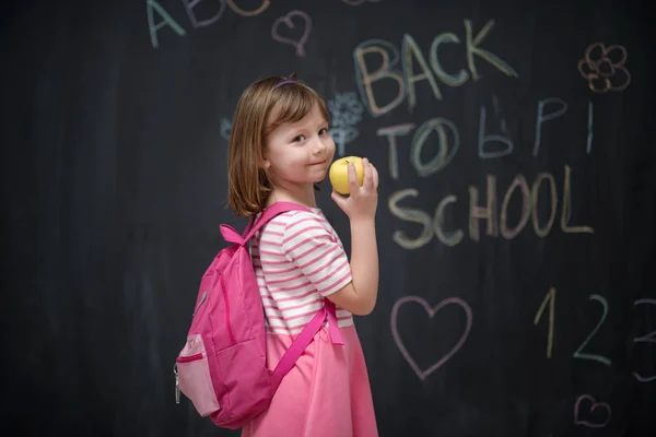 Boldog Gyermek Apple Vissza Iskolába Támaszkodva Háttér Fekete Chalkboard — Stock Fotó