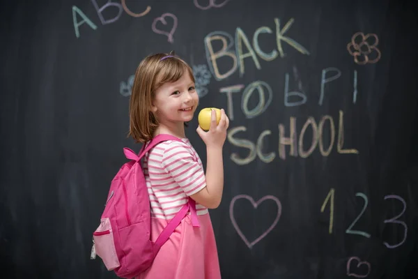 Bambino Felice Con Mela Disegno Scuola Sullo Sfondo Lavagna Nera — Foto Stock