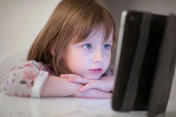 Criança Brincando Com Tablet Digital Casa — Fotografia de Stock