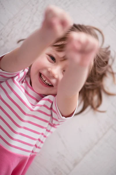 Retrato Criança Sorridente Feliz Casa Enquanto Joga — Fotografia de Stock